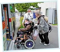 バスに乗車するあいざわさんと利用者さん写真