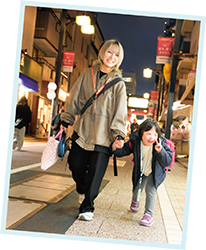 お子さんの利用者さんとあいざわさん写真