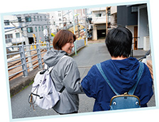 歩いて付き添うはぎわらさん写真