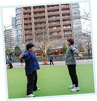 一緒に体を動かすはぎわらさん写真