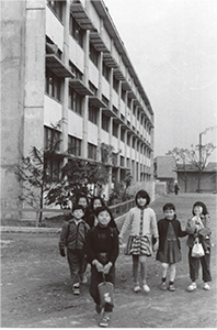 下校する新設の台場小学校の児童 昭和32年写真