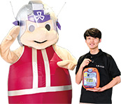 ジージョくんと職員の写真