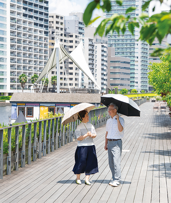 日傘で熱中症対策をする写真