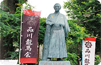 立会川の坂本龍馬像写真