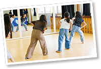 大型ミラー前でダンスを練習する小学3年生写真