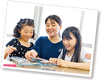シール帳を見せ合う小学3年生写真