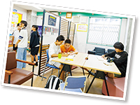 ティーンズルームを利用する中学3年生写真