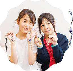 作ったとんぼ玉と小学5年生写真