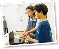 とんぼ玉体験する小学5年生写真