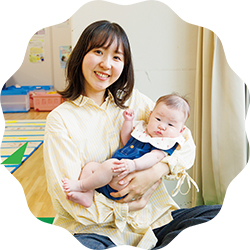 児童センターを利用する親子写真