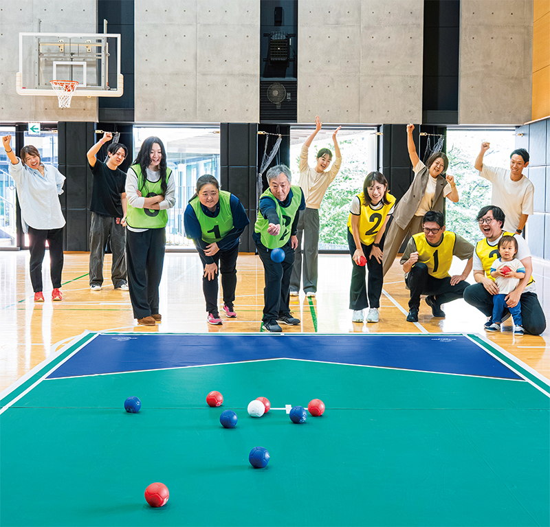 みんな一緒にインクルーシブスポーツを楽しむ写真
