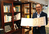 学芸員冨川武史さん写真