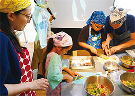 野菜を丸ごと使い切るレシピ紹介のイベントの様子写真
