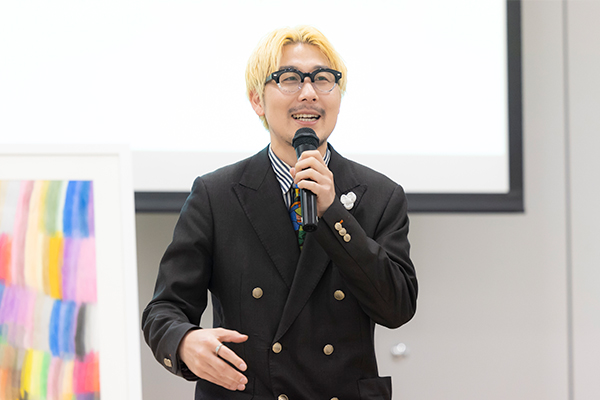 松田氏が話している様子