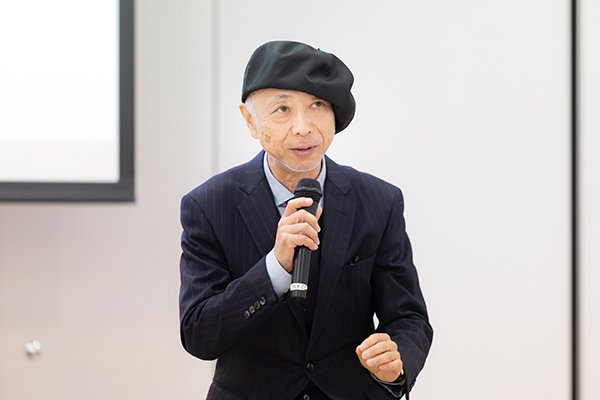 村林氏が話している様子