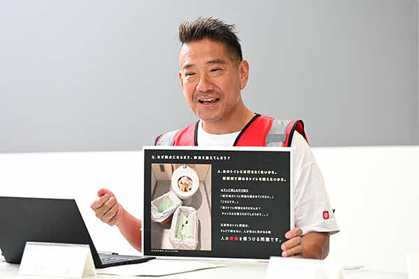 矢野氏が話している様子
