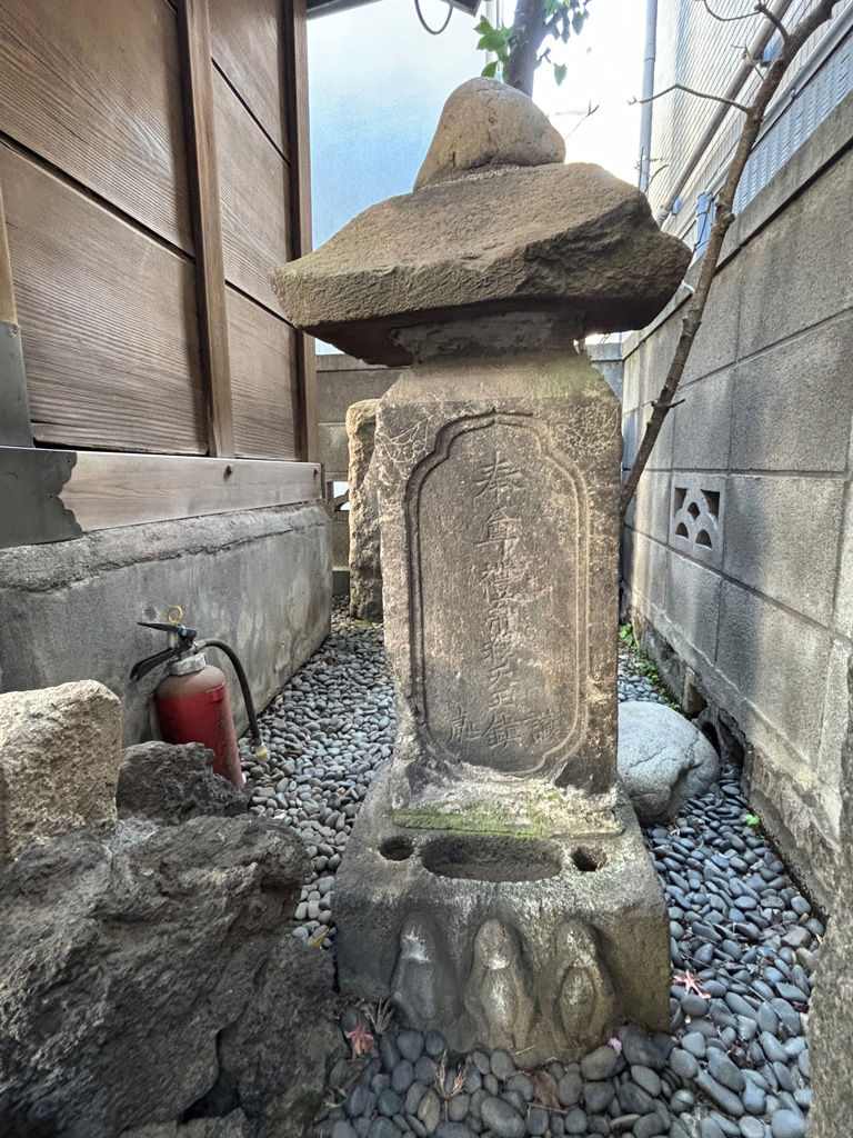 Web_有形民俗24_大原不動堂內石造供養塔群2.jpg
