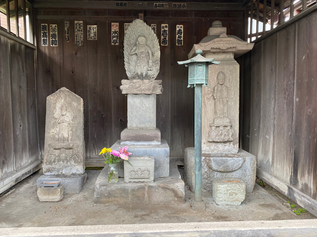 Web_有形民俗4_来迎院石造念仏講供養塔(左）.jpg