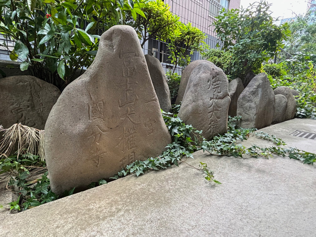 Web_有形民俗9_日本諸国社号等標石群.jpg