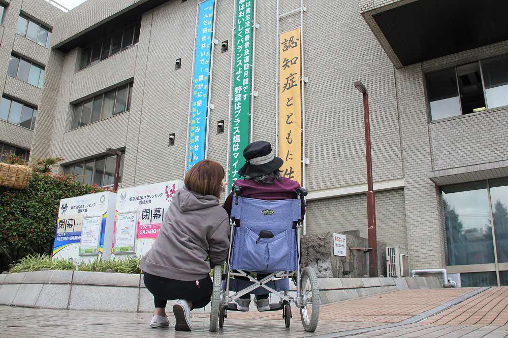 懸垂幕を見る岩田さん