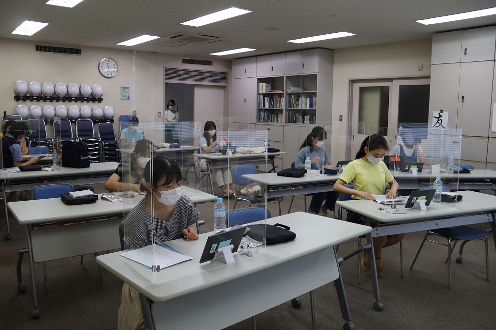 オンライン授業を受ける学生たち