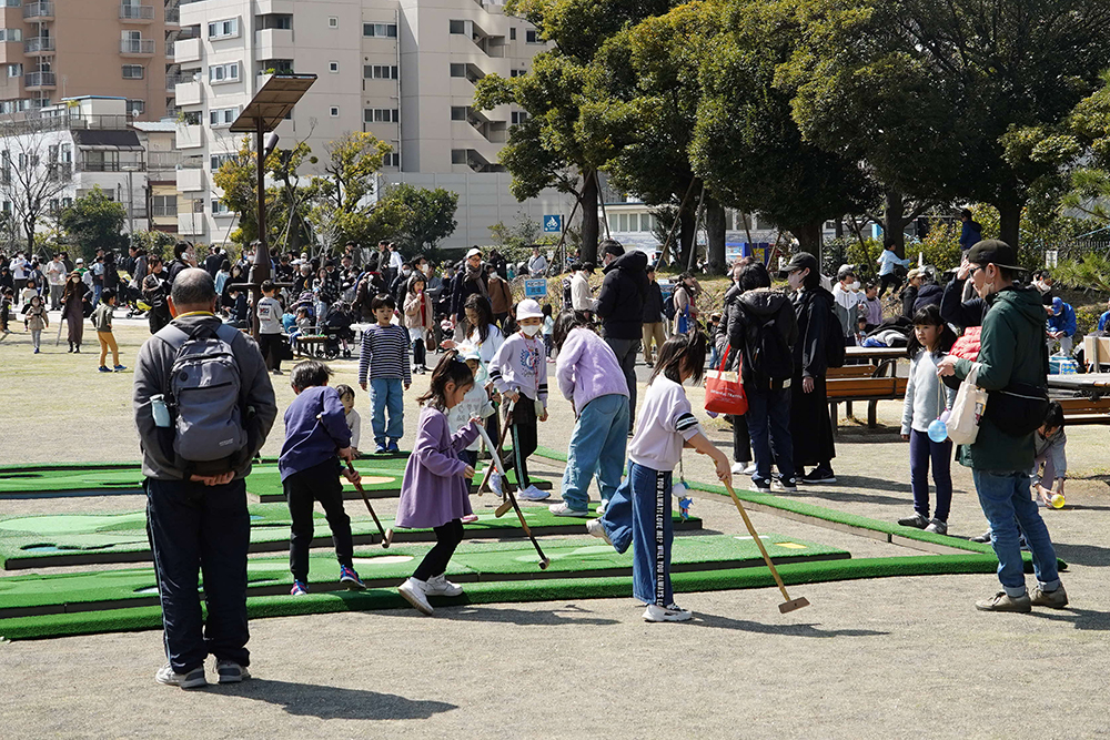 新しくなった区民公園でイベントを楽しむ方々の画像