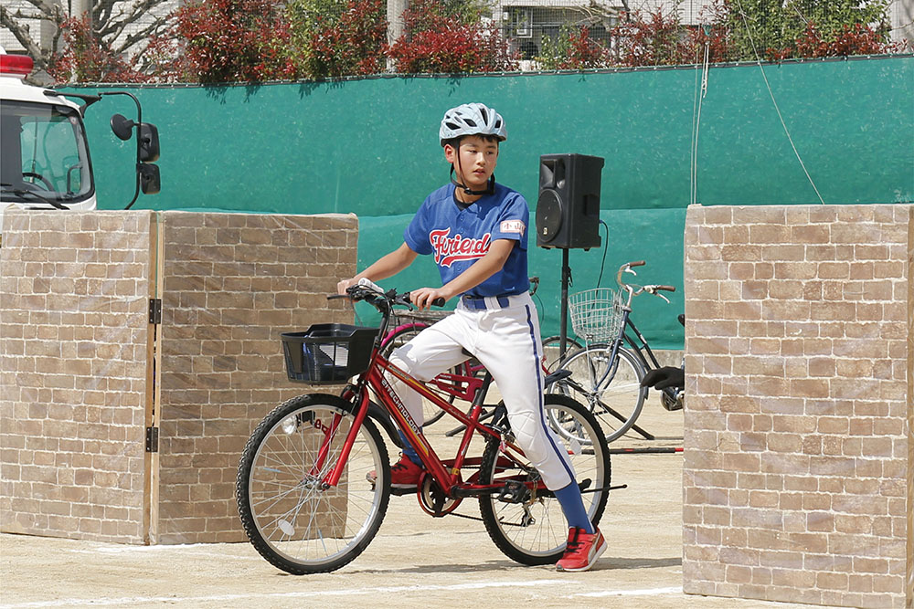 自転車で交通安全訓練をする少年の画像