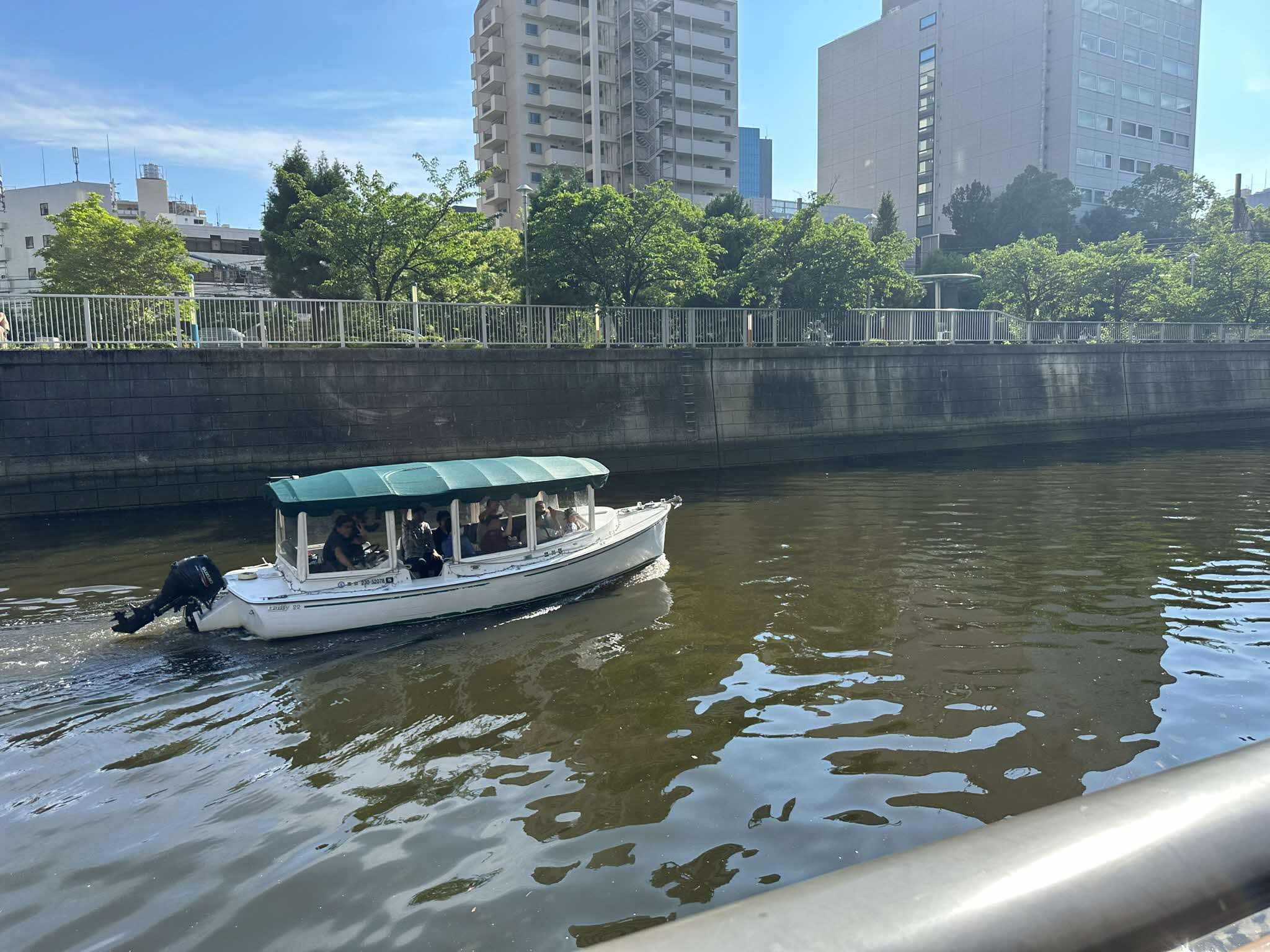 目黒川クルーズ体験の遊覧船