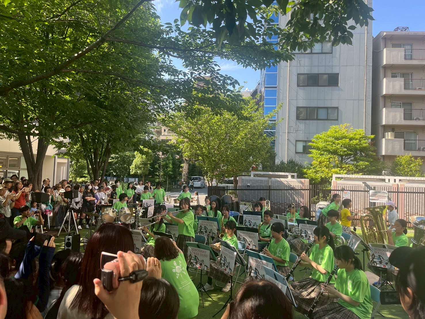 オープニングセレモニーで演奏する日野学園吹奏楽部