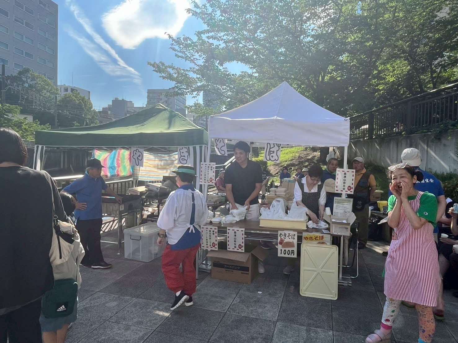 焼きそばを売る町会・自治会の人達