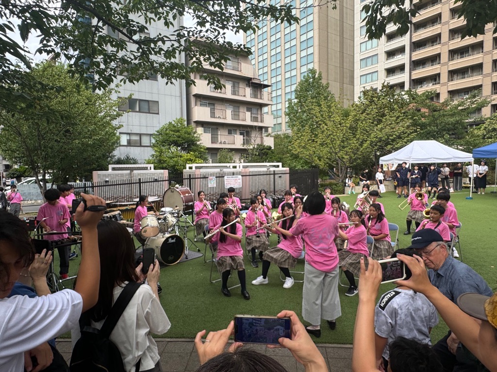 オープニングセレモニーで演奏する日野学園吹奏楽部