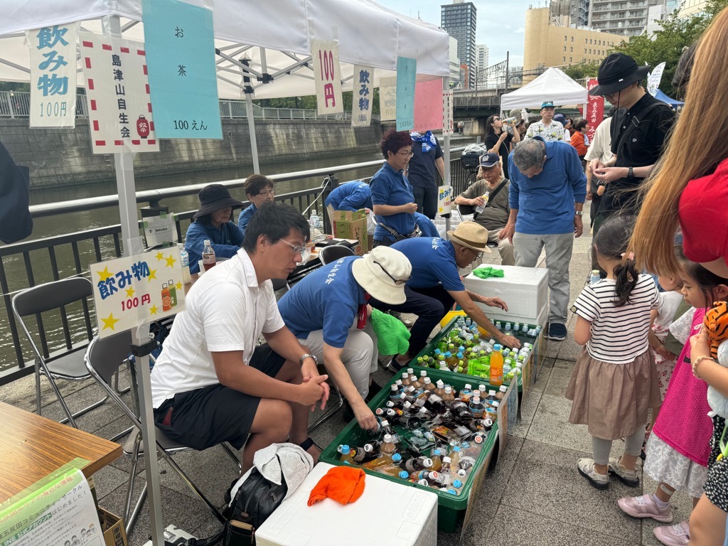 飲み物を販売する町会の方々