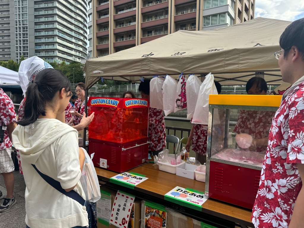 わたあめを販売する町会の方々