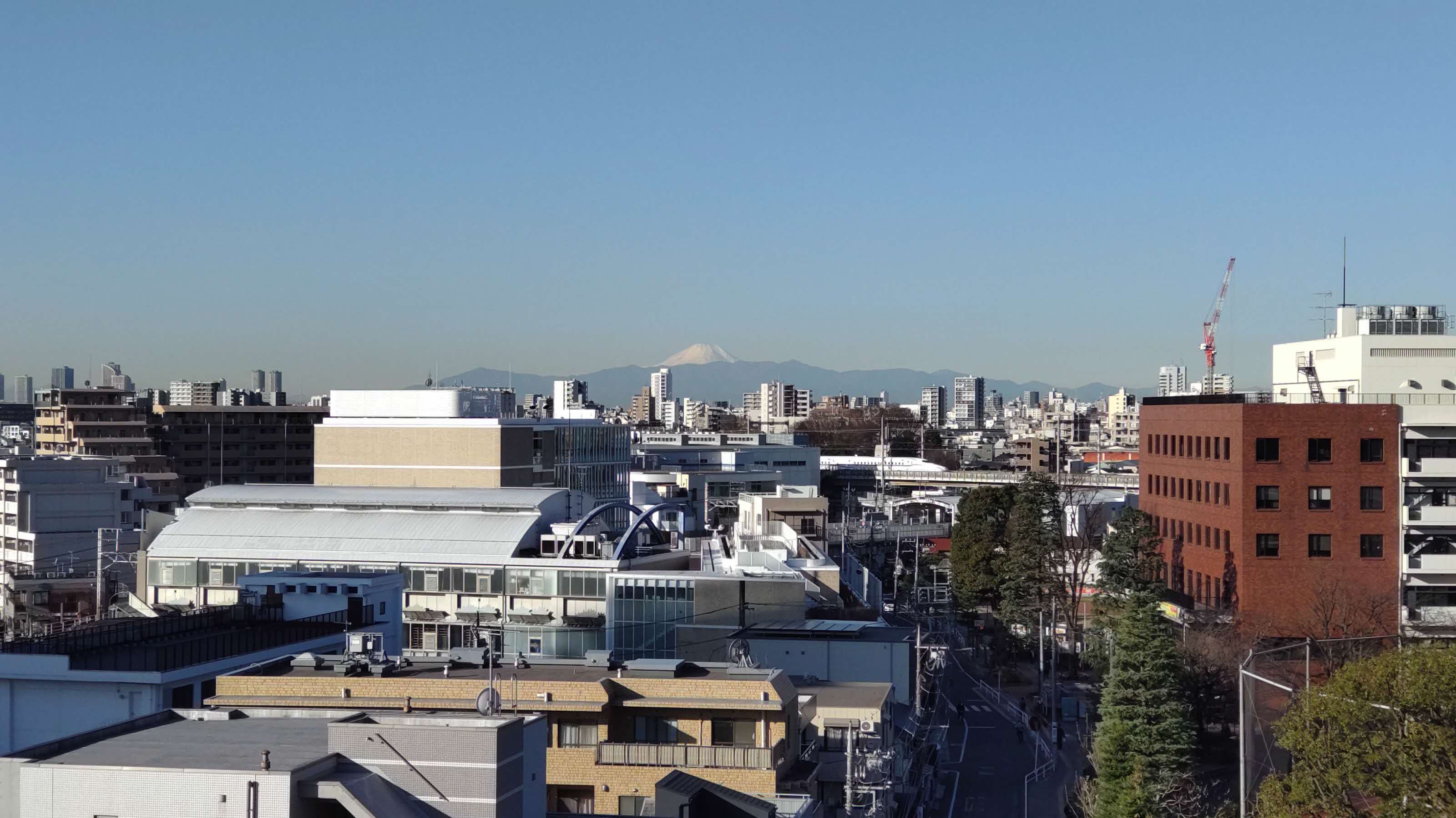 品川区役所屋上・新幹線と富士山