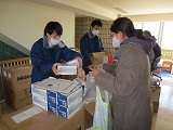 写真:障害福祉従事者への支援物品配布の様子
