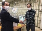 写真:介護従事者への支援物品配布の様子