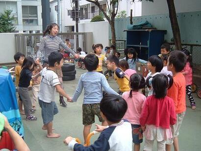 写真:1日保育士体験 園庭で遊ぶ様子