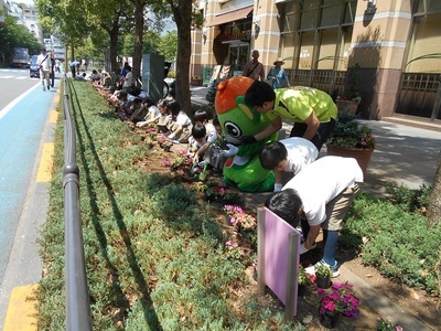地域貢献活動の一環として、子どもたちが、まちなかに花を植えるイベントに参加の写真