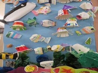 子どもたちが色々な素材を使って工作遊びを行い素敵な作品を作った写真