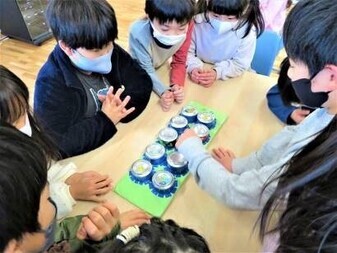 フリータイムでは、大人気のマンカラ遊びで夢中になって遊んでいる子どもたちの様子