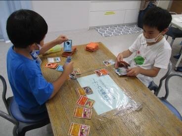 友達と一緒にカードゲームをして楽しんでいる写真