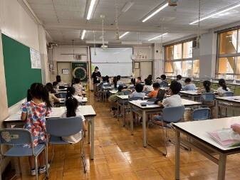 学習タイムではそれぞれが自主的に学習を行っています。タブレットを使った宿題に取り組んでいる写真