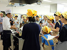 写真:萩田敏氏による料理指導