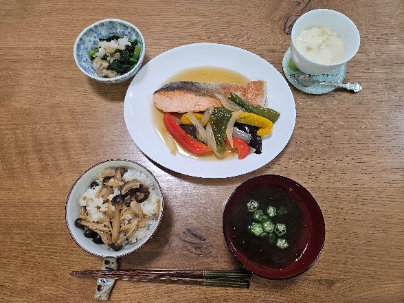写真:鮭と野菜の焼き浸し、青菜のおろしポン酢和え、もずくのみそ汁、きのこの混ぜご飯、豆花