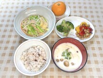 写真:麩チャンプル、大豆ピクルス、ブロッコリーのごま和え、豆乳みそ汁、果物