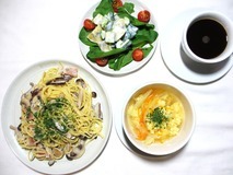 写真:きのこクリームパスタ、きゅうりとキウイのヨーグルトサラダ、イタリアン卵スープ、コーヒー