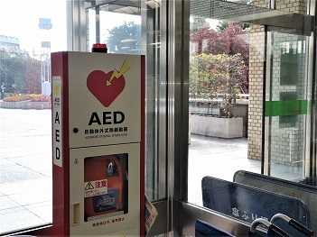 写真：本庁舎3階のAEDは正面玄関入ってすぐの場所にあります。