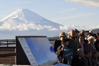 写真:富士山をバックに