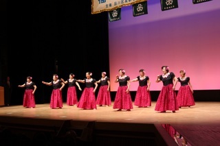 写真：芸能大会　フラダンスは華やかに