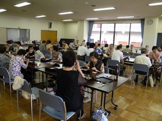 写真：サロン会　みんなで楽しく